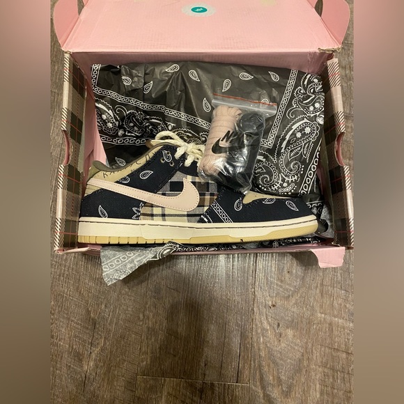 Travis Scott dunks size 10 - Picture 3 of 8